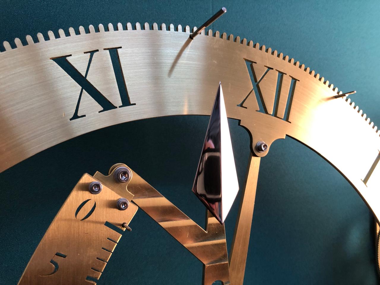 Numerales romanos XI y XII calados en latón