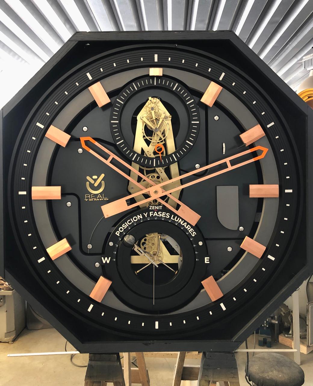 Reloj Posición y Fases Lunares: esfera octagonal negra con índices de cobre, tourbillon arriba y la complicación lunar abajo