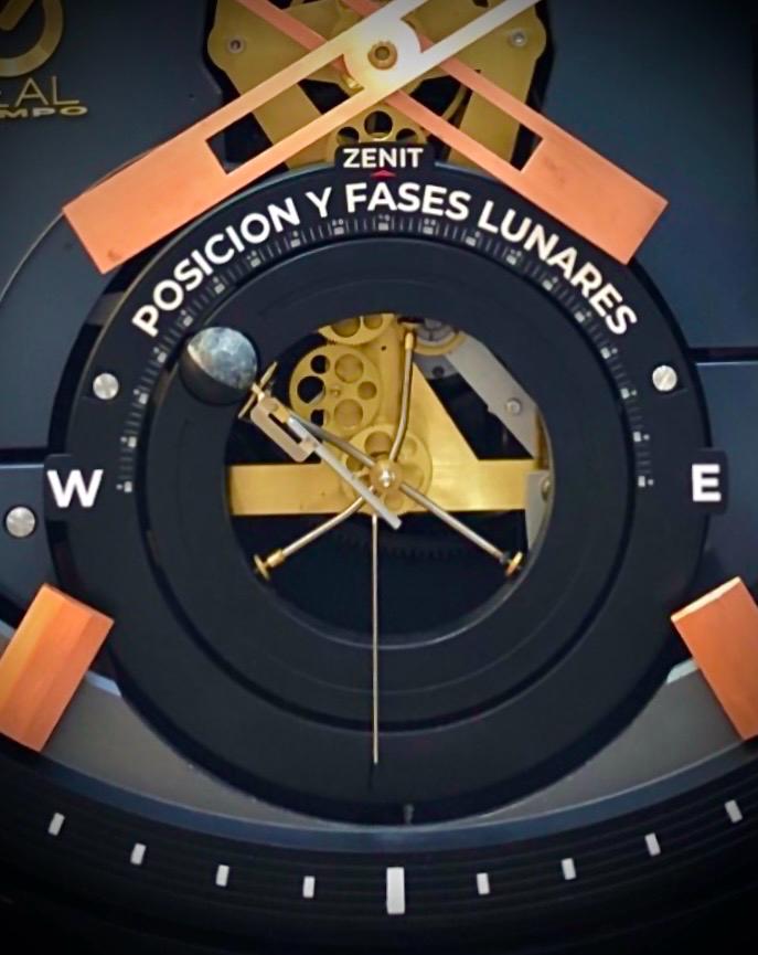 Complicación de posición y fases lunares con la luna en relieve entre los puntos W y E