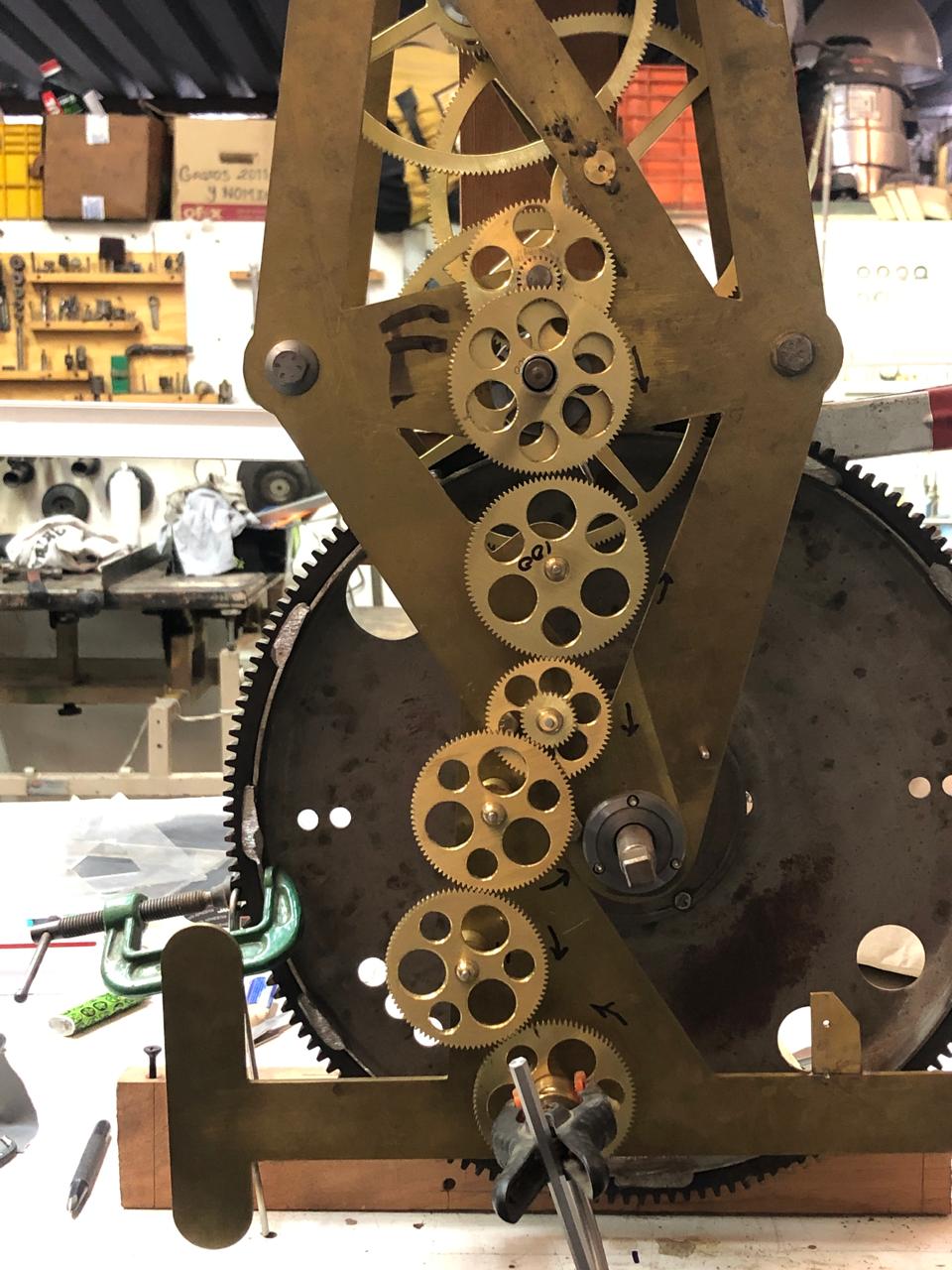 Tren de engranes de latón del reloj durante el montaje en el taller