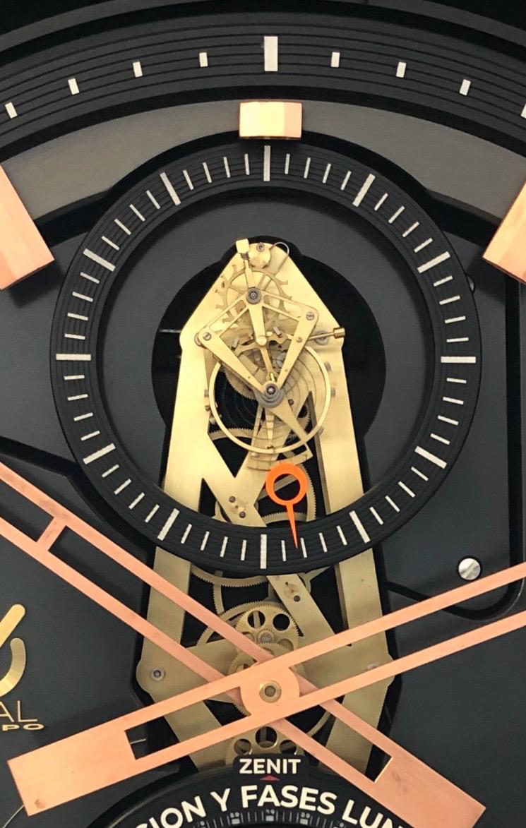 Detalle del tourbillon de latón dentro del anillo de segundos