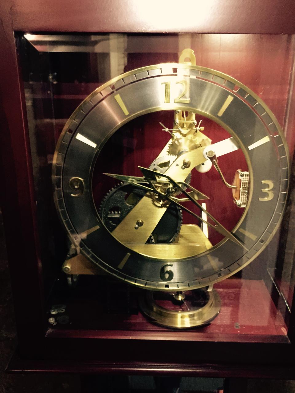 Reloj esqueleto en vitrina de madera