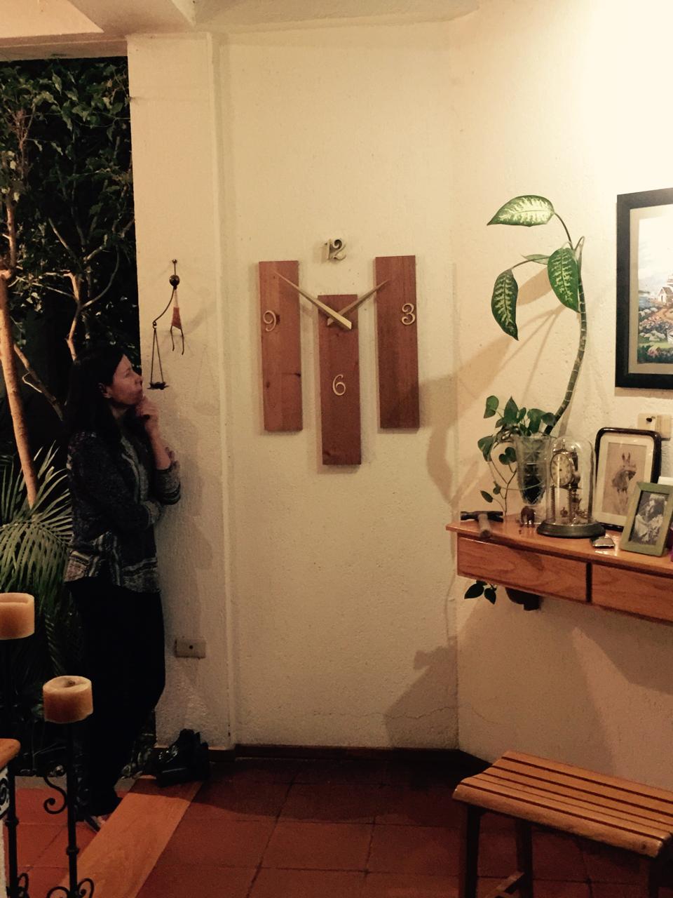 Reloj de tablones de madera en un muro residencial